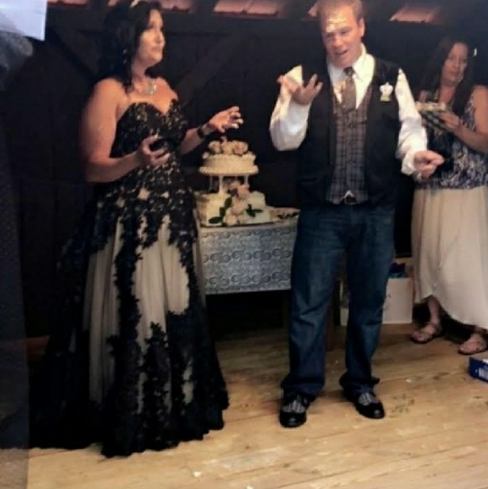 Gorgeous lace and tulle gown - Picture 5 of 5